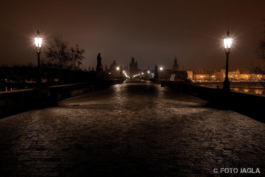 Prag, Karlsbrcke (Charles Bridge) bei Nacht Richtung Altstdter Seite
