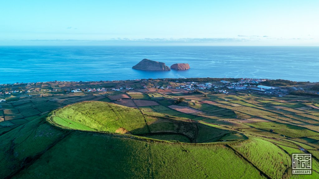 Drohnenaufnahme des antiken Vulkans Pico Dona Joana
Terceira auf den Azoren, Portugal 2023