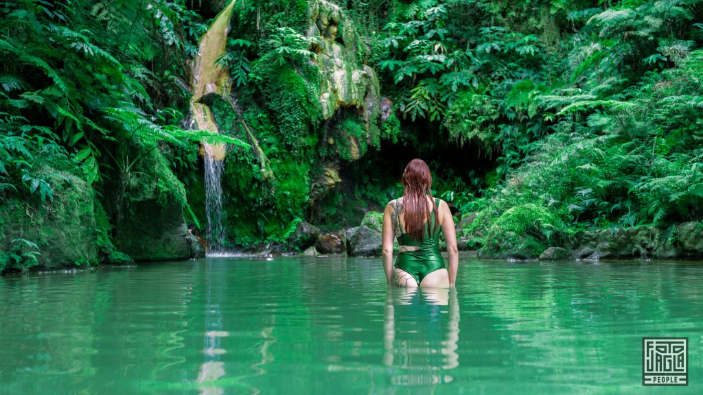 Sexy Shooting mit Alienna in dem Naturdenkmal Caldeira Velha
Schwimmen in der Badeoase mit ihren heien Naturquellen
Die Azoren-Insel So Miguel in Portugal