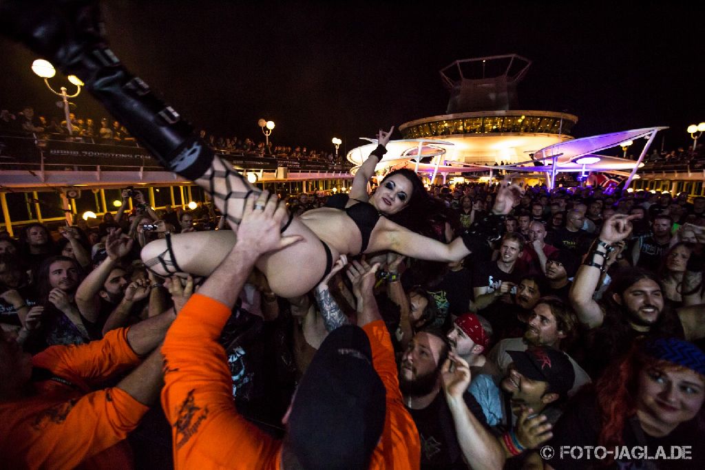 70000 Tons of Metal 2014 ::. Girls just wanna have fun - Crowd @ Carcass