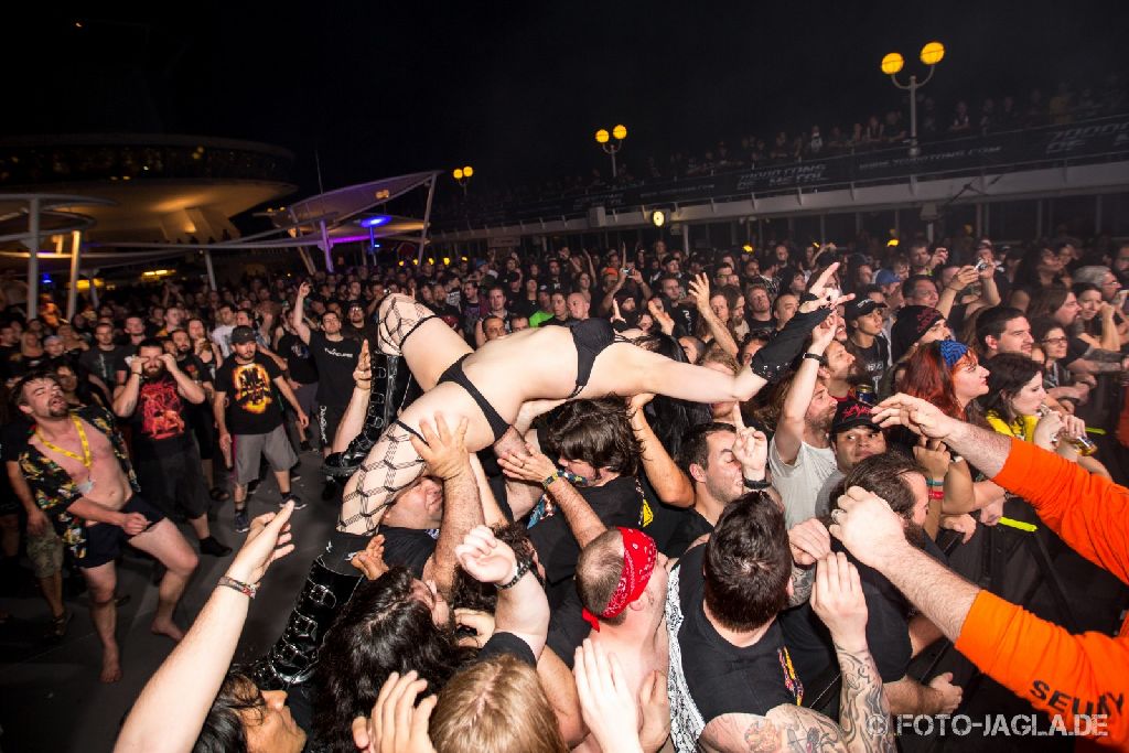 70000 Tons of Metal 2014 ::. Girls just wanna have fun - Crowd @ Carcass