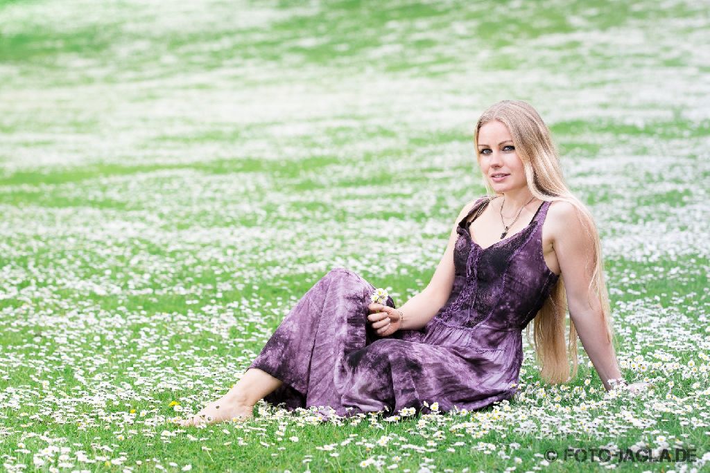 Frhling ~ Die schnste Zeit des Jahres. Vielen Dank an Model Andrea fr das tolle Shooting auf der Gnseblmchen-Wiese