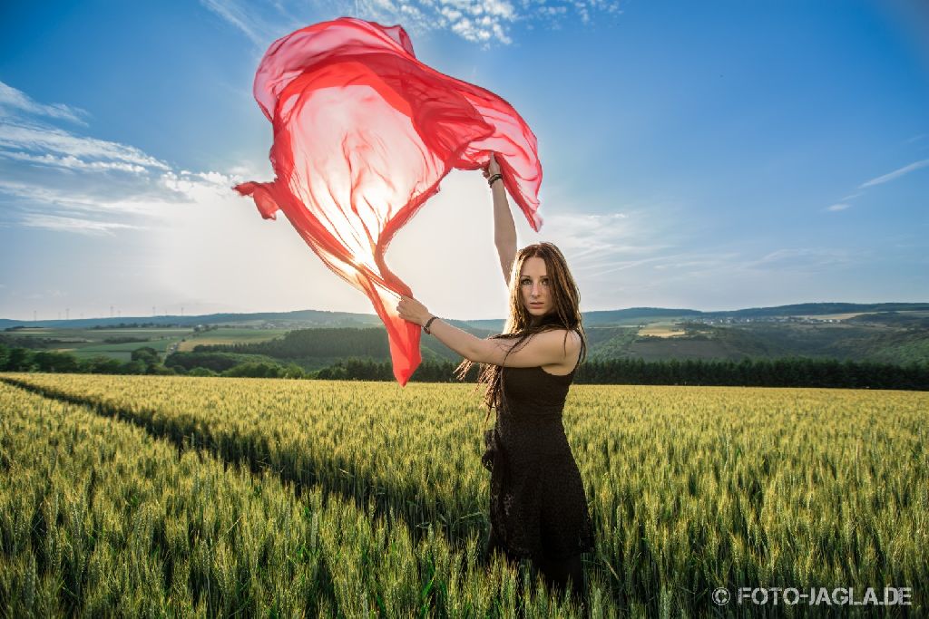 Dieses Bild entstand bei Abendsonne in einem Gerstenfeld im schnen Oberwesel in der Nhe der Rheingoldschenke. Vielen Dank an mein Model Sabrina.