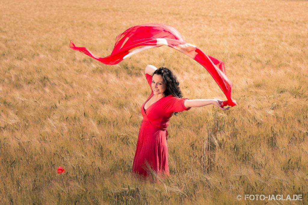 Rotes Kleid, rotes Tuch, rote Mohnbluhme. Vielen Dank an Model Anna fr das kleine Shooting im Feld.