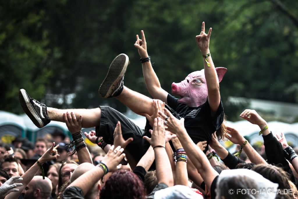 Metaldays 2014 ::. Crowdsurfing during Cripper show