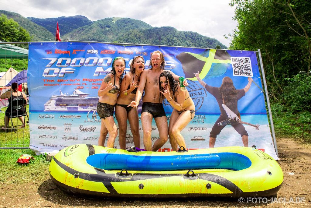 Metaldays 2014 ::. Posing in front of the 70000 Tons of Metal 2015 promo banner