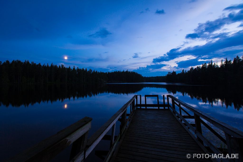 An einem Seeufer-Steg in Schweden 2014, Langzeitbelichtung bei Nacht