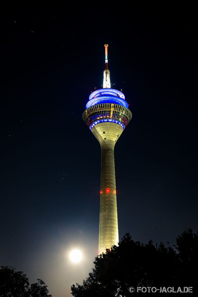 Rheinturm Düsseldorf 2014 bei Nacht