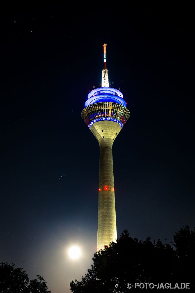 Rheinturm Dsseldorf 2014 bei Nacht