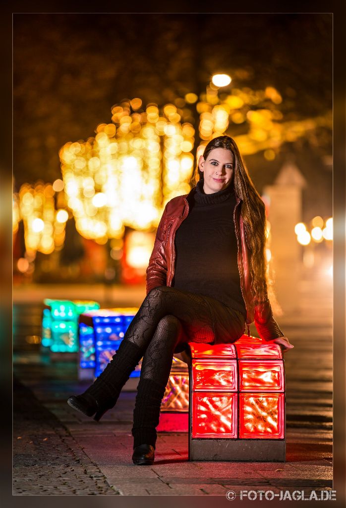 Dieses Foto entstand in Hannover bei Nacht whrend der Vorweihnachtszeit 2014. Die leuchtenden Bnke wechselten kontinuierlich ihre Farben. Vielen Dank an das Model Katja Bo.