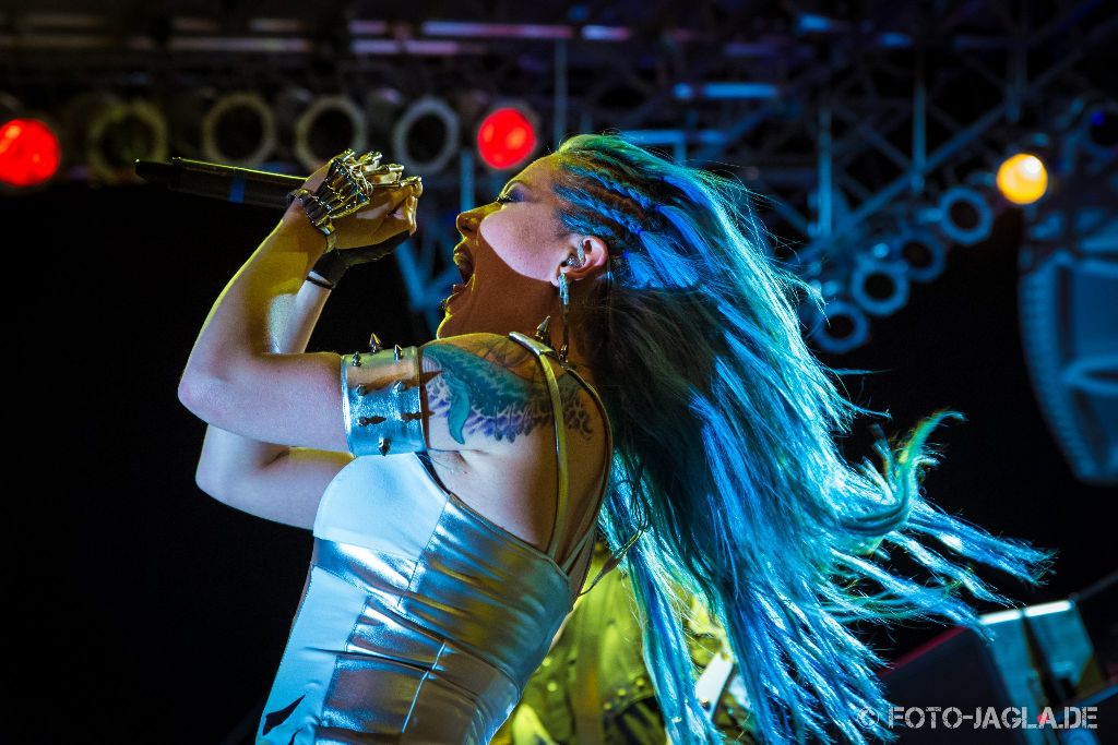 Alissa White-Gluz (Arch Enemy) auf dem 70000 Tons of Metal 2015