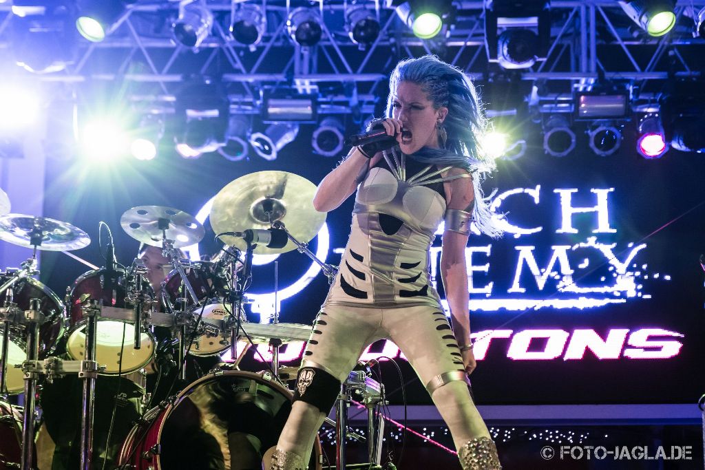 Alissa White-Gluz (Arch Enemy) auf dem 70000 Tons of Metal 2015