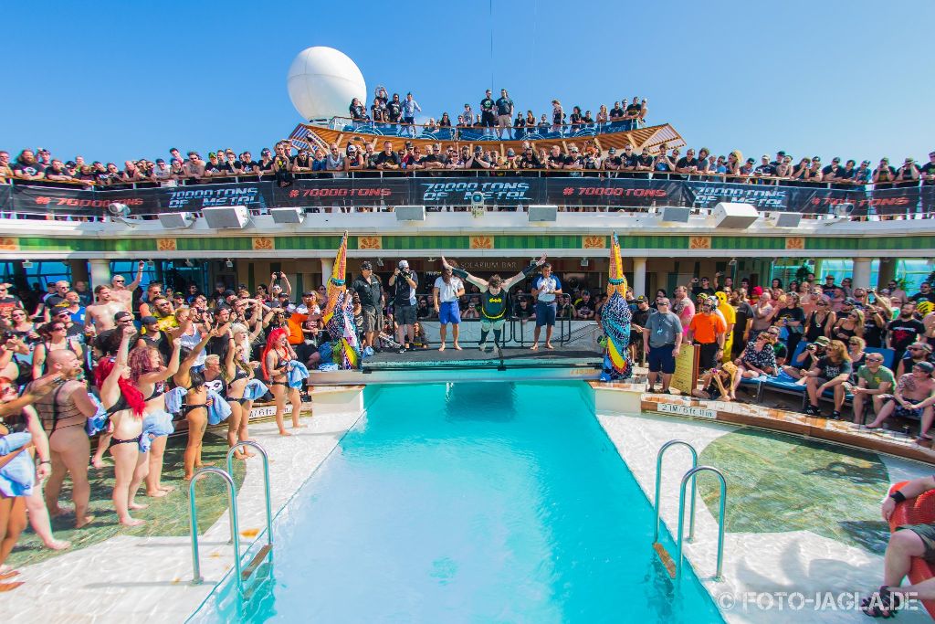 70000 Tons of Metal 2015 ::. Bellyflop contest at pooldeck