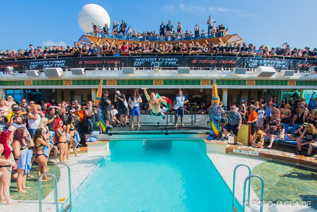 70000 Tons of Metal 2015 ::. Bellyflop contest at pooldeck