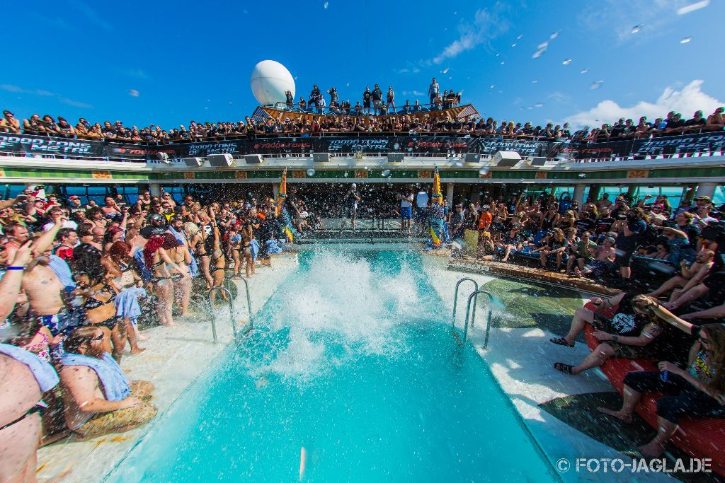 70000 Tons of Metal 2015 ::. Bellyflop contest at pooldeck