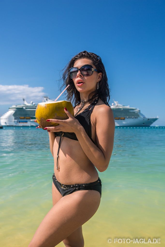 Bikini-Shooting mit Madmoiselle Peachy (Patricia) am Strand von Jamaika, Januar 2015 
Im Hintergrund sieht man das Kreuzfahrtschiff Liberty Of The Seas (Royal Caribbean)
