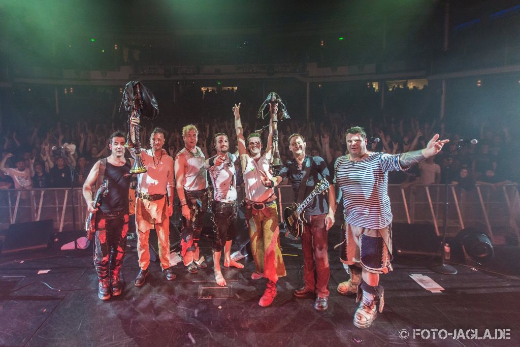 Abschlussbild von In Extremo auf dem 70000 Tons of Metal 2015