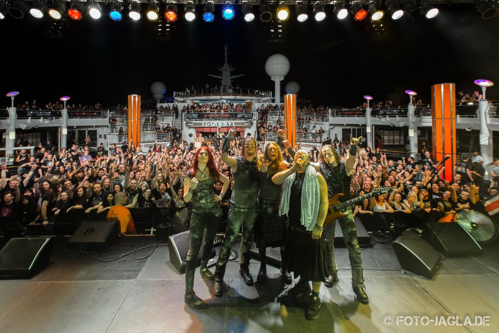 Abschlussbild von Ensiferum auf dem 70000 Tons of Metal 2015