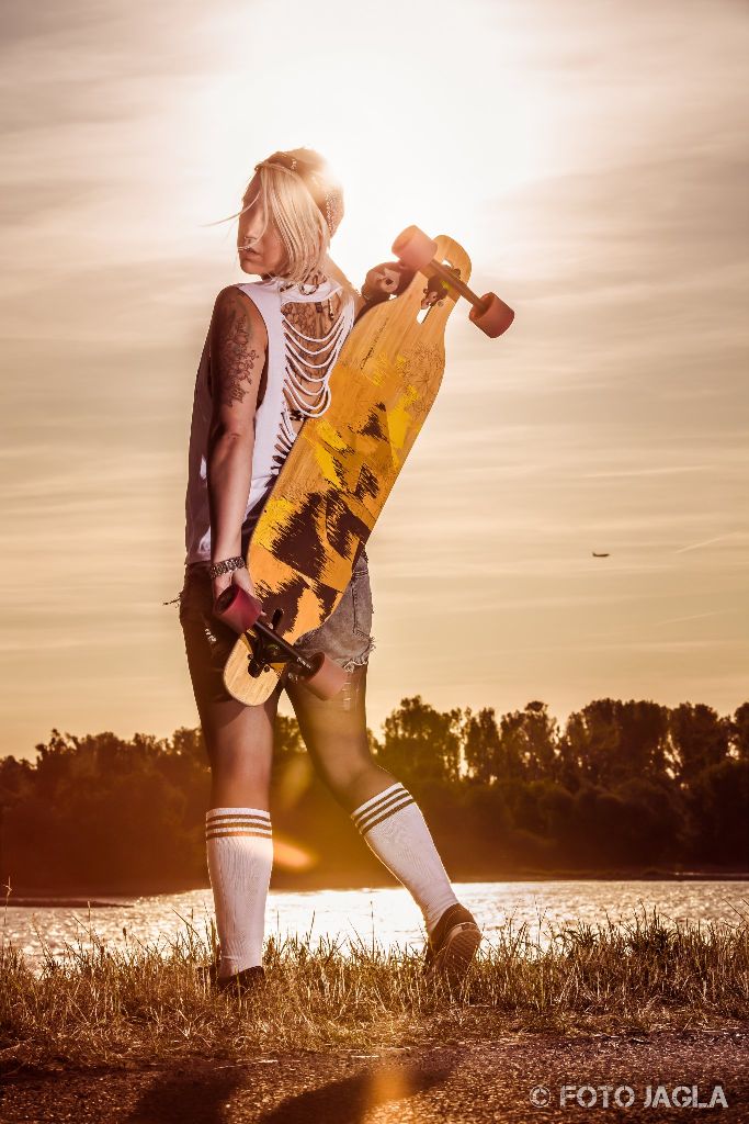 Skatergirl Shooting mit Model Christina de la Trouble am Dsseldorfer Rheinufer.