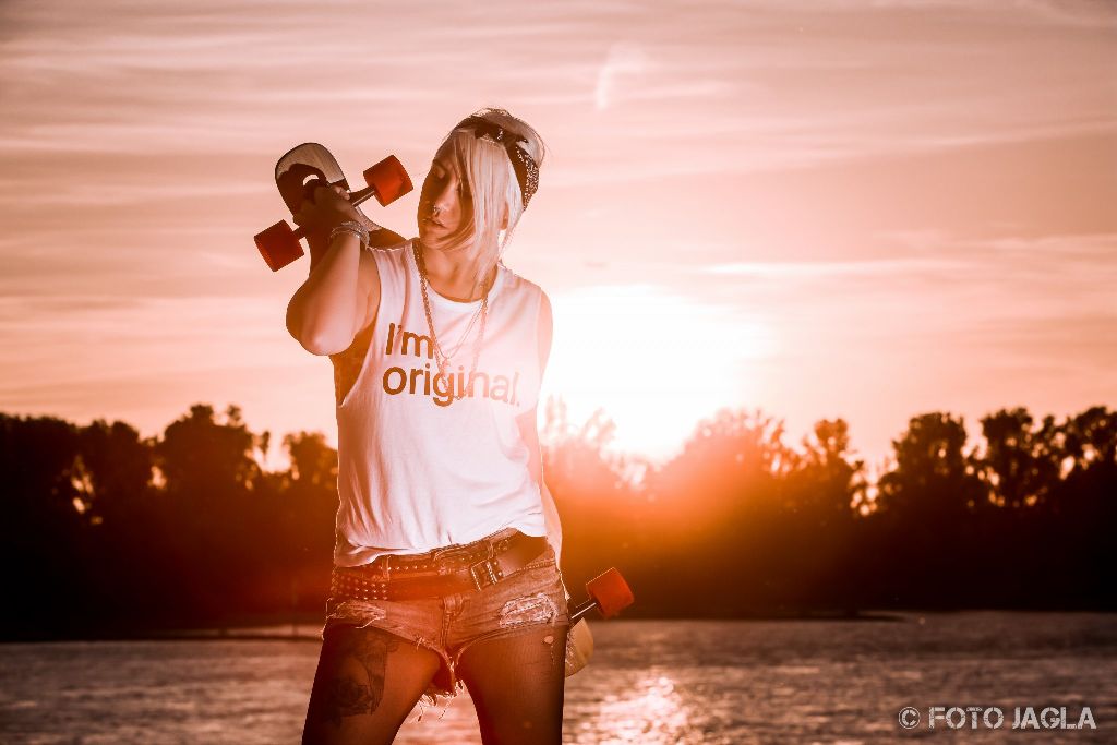 Skatergirl Shooting mit Model Christina de la Trouble am Dsseldorfer Rheinufer.