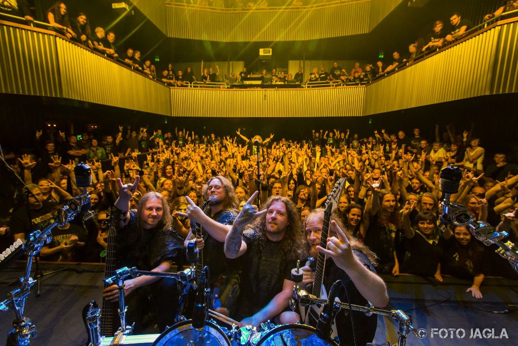 Abschlussfoto von Orden Ogan auf der Powerwolf Wolfsnchte Tour am 06.09.2015 im Gebr. de Nobel in Leiden