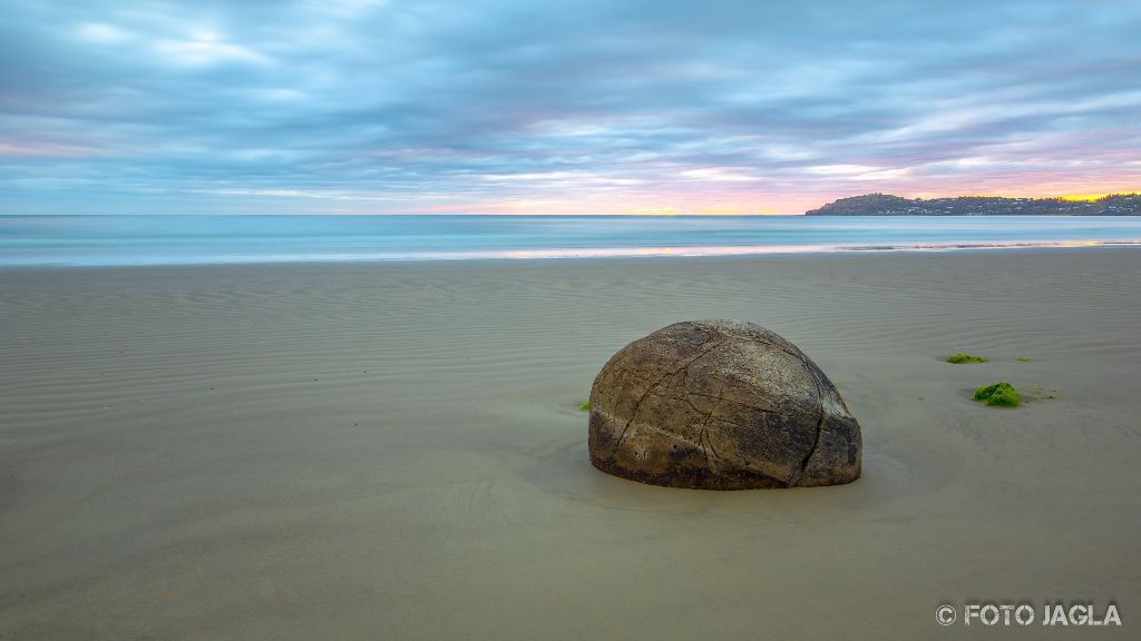 Moeraki Boulders bei Sonnenaufgang am Koekohe Beach an der Kste von Otago
Neuseeland (Sdinsel)