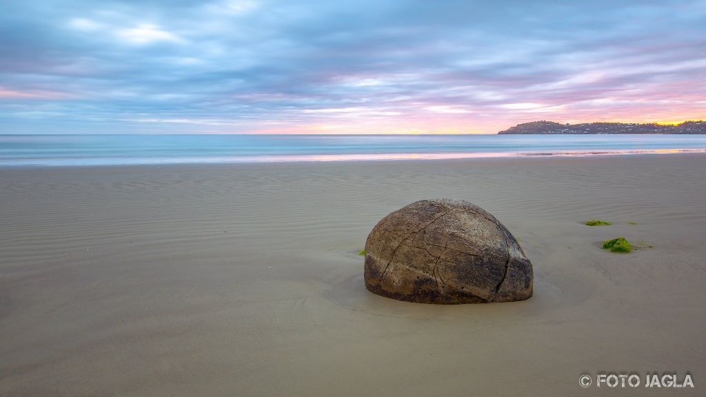 Moeraki Boulders bei Sonnenaufgang am Koekohe Beach an der Kste von Otago
Neuseeland (Sdinsel)