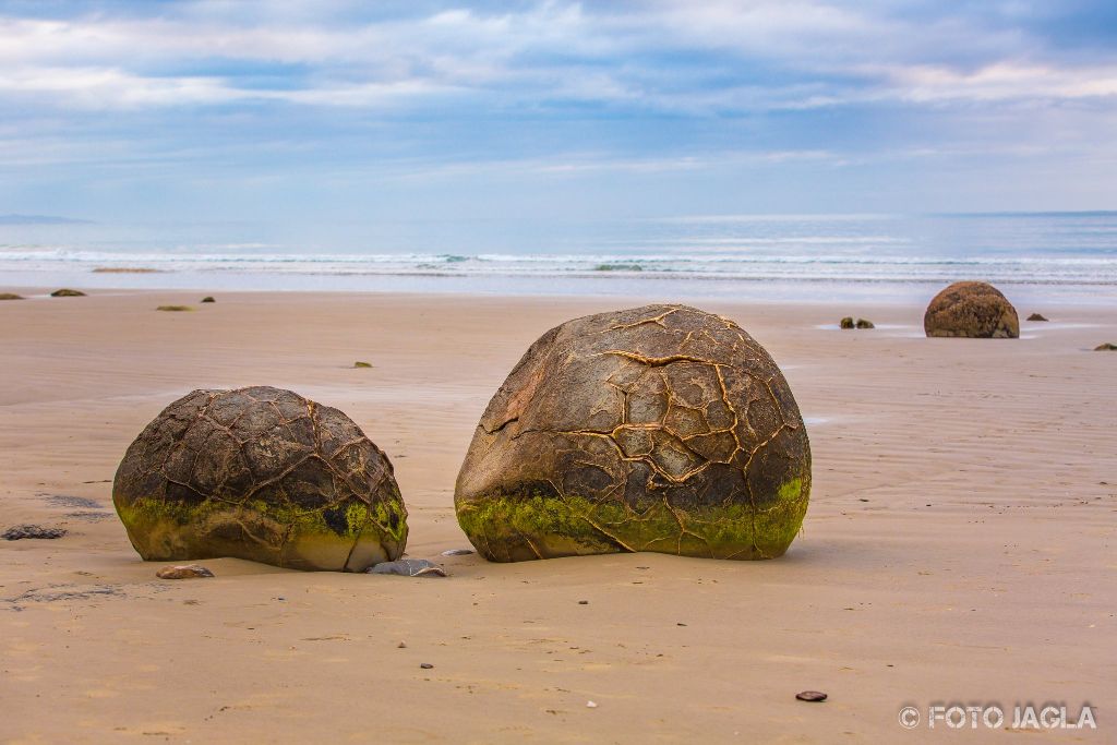 Moeraki Boulders bei Sonnenaufgang am Koekohe Beach an der Kste von Otago
Neuseeland (Sdinsel)