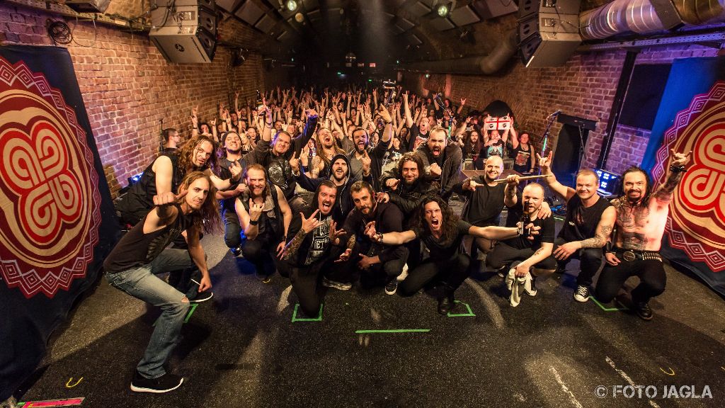 Abschlussfoto von Amorphis und Crew auf der »Under The Red Cloud« Tour am 17.04.2016 in der Matrix in Bochum
