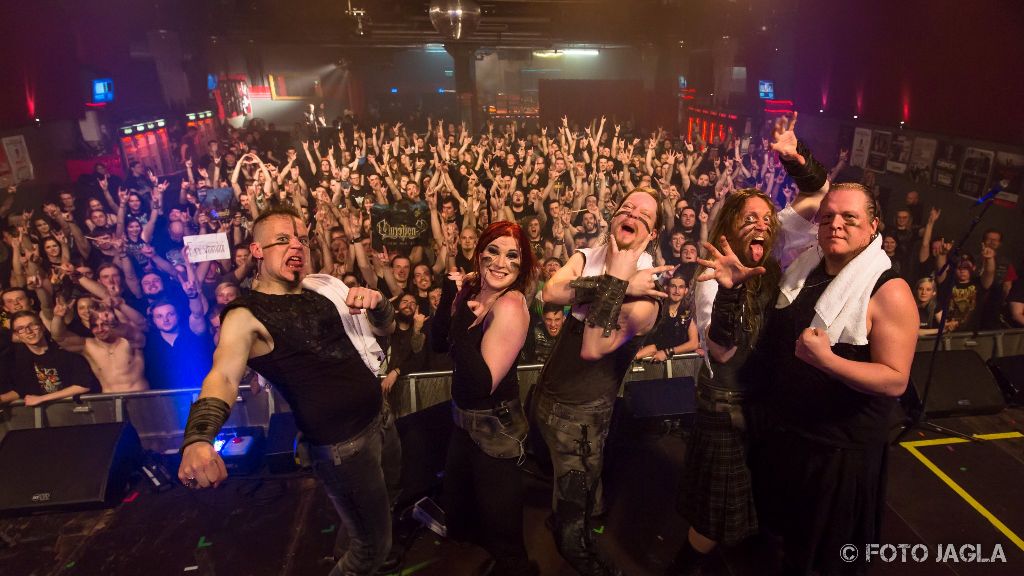 Abschlussfoto von Ensiferum auf der The Return Of The One Man Army Tour am 20.04.2016 in der Live Music Hall in Kln