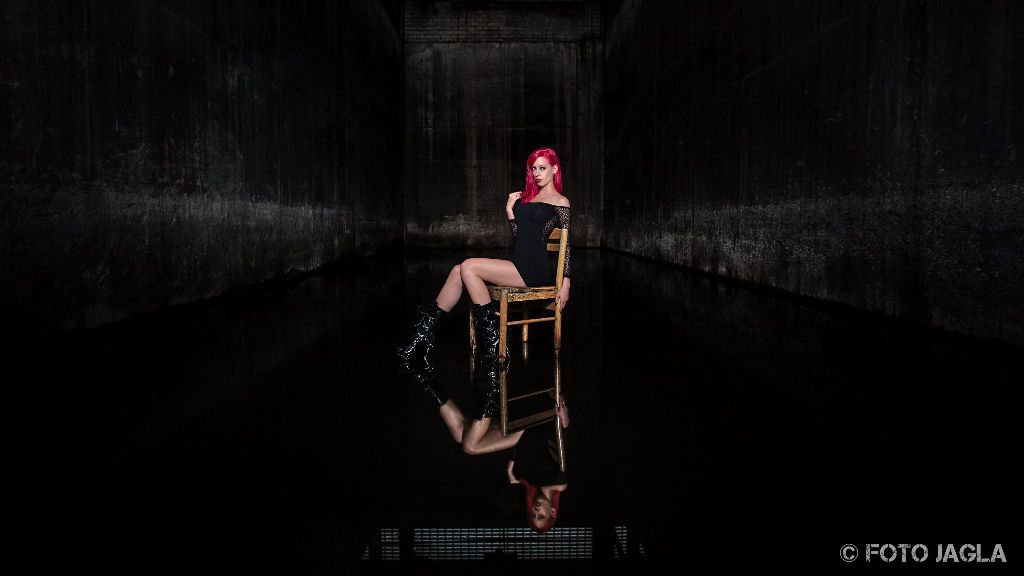 Lost Place Shooting mit Model BambiRay in einem dsteren Raum voller Wasser