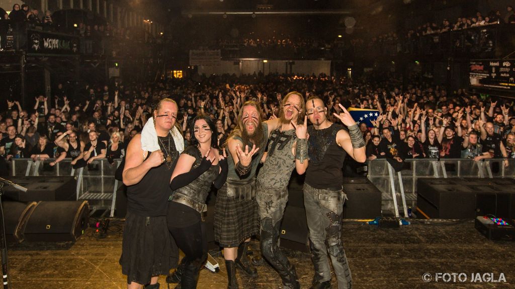 Abschlussfoto von ENSIFERUM auf dem Ruhrpott Metal Meeting 2016 in Oberhausen (Turbinenhalle)