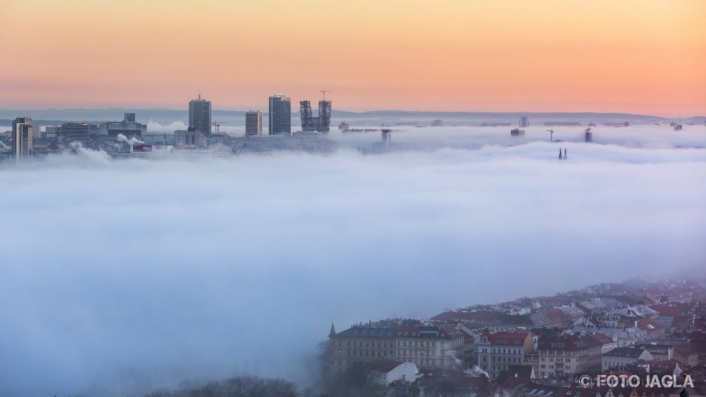 Blick von der Prager Burg auf die vernebelte Stadt