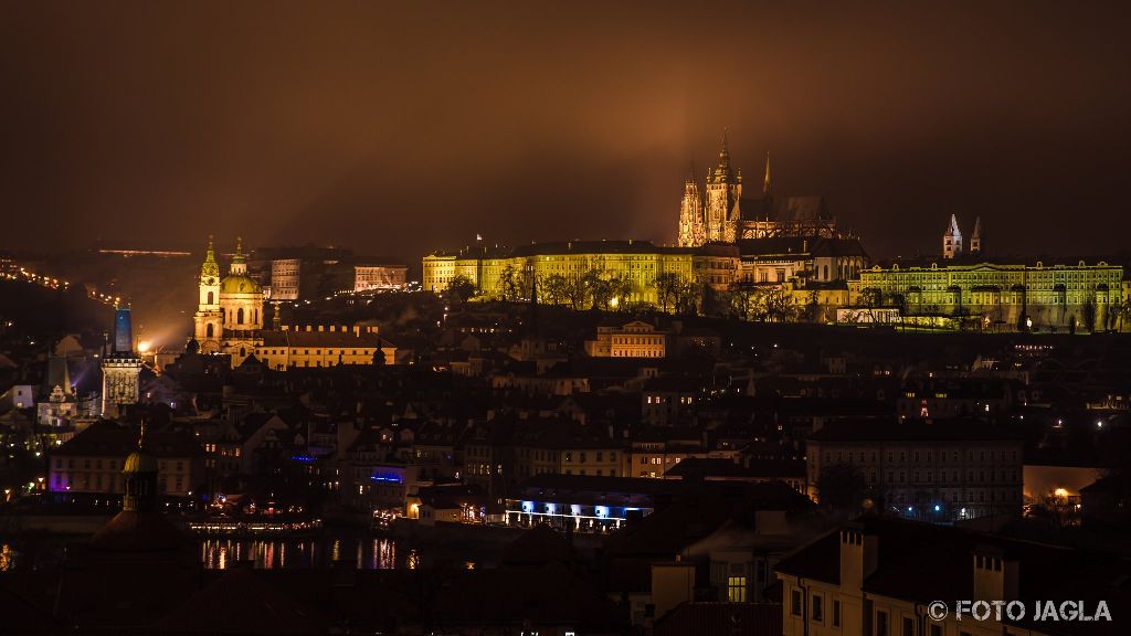 Die Prager Burg über der Moldau bei Nacht, aufgenommen vom Dach des Klementinum Praha