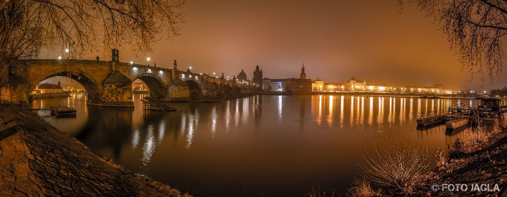 Prag, Karlsbrcke (Charles Bridge) bei Nacht Richtung Altstdter Seite