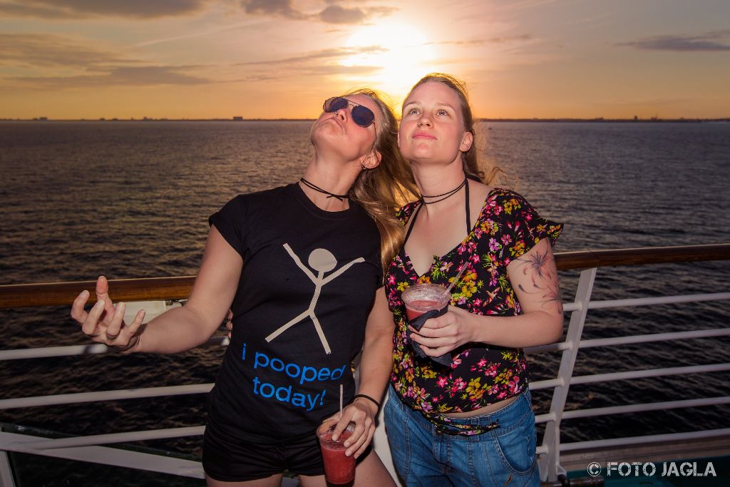 70000 Tons Of Metal 2017
Pooldeck-Impression bei Sonnenuntergang