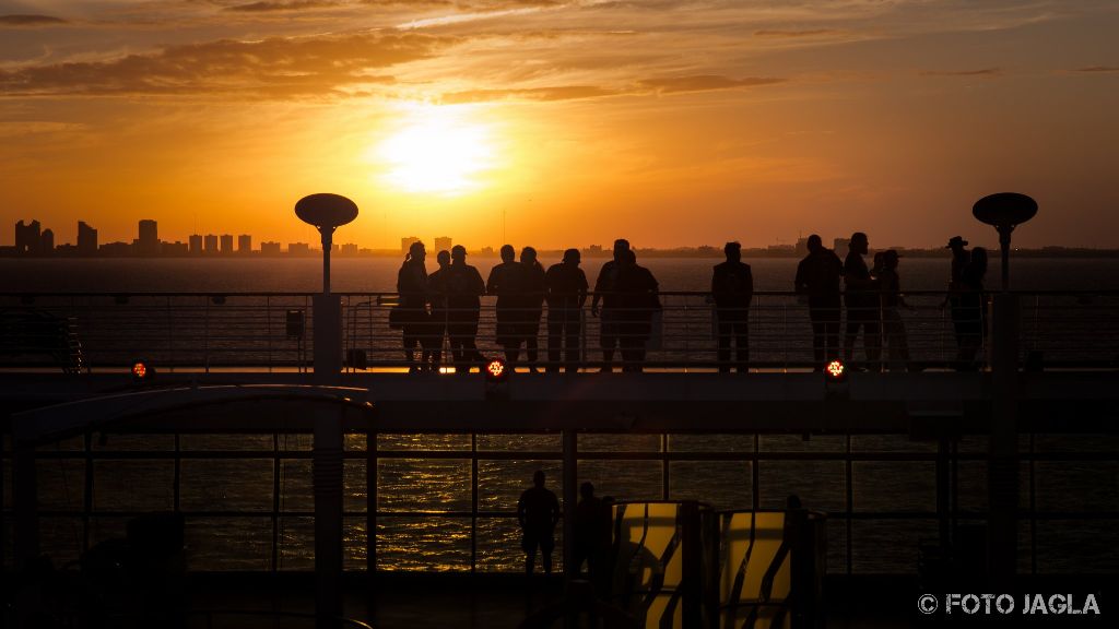 70000 Tons Of Metal 2017
Pooldeck-Impression bei Sonnenuntergang