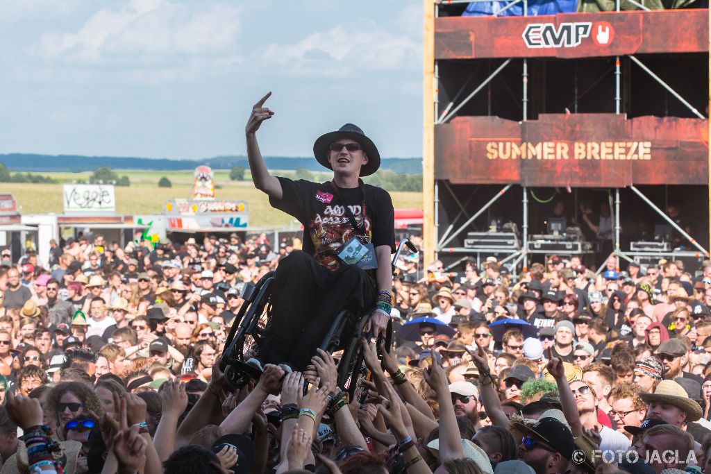 Summer Breeze Open Air 2017 in Dinkelsbhl
Impression eines Crowdsurfenden Rollstuhlfahrers vor der Bhne von BETONTOD