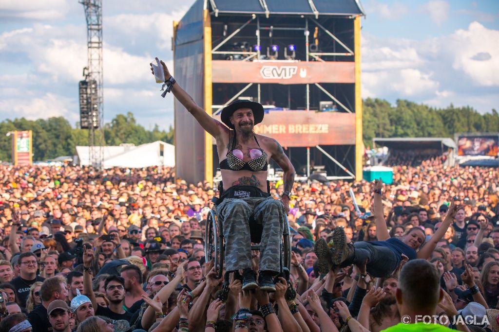 Summer Breeze Open Air 2017 in Dinkelsbhl
Crowdsurfender Rollstuhlfahrer - Impression aus dem Fotograben