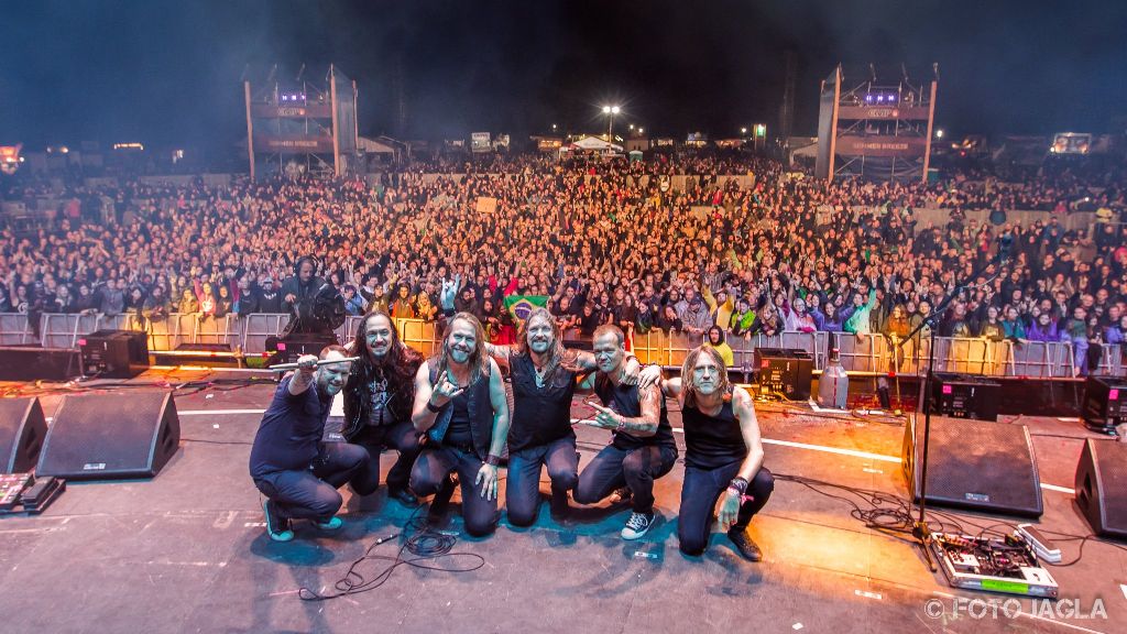 Abschlussfoto von AMORPHIS auf dem Summer Breeze 2017 in Dinkelsbhl, Breeze Stage