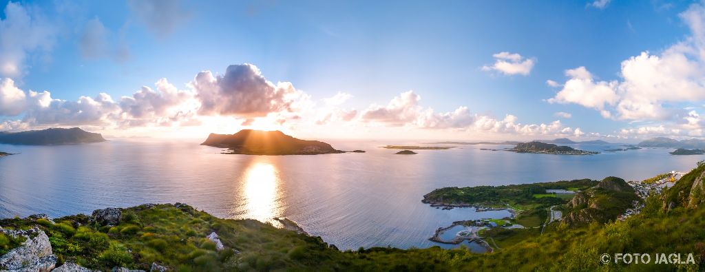 Norwegen 2017 - lesund 
Aussicht von der Gipfelspitze von Sukkertoppen