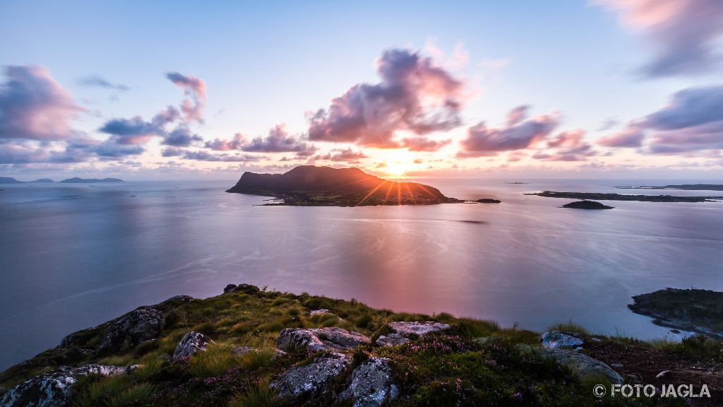 Norwegen 2017 - lesund 
Aussicht von der Gipfelspitze von Sukkertoppen