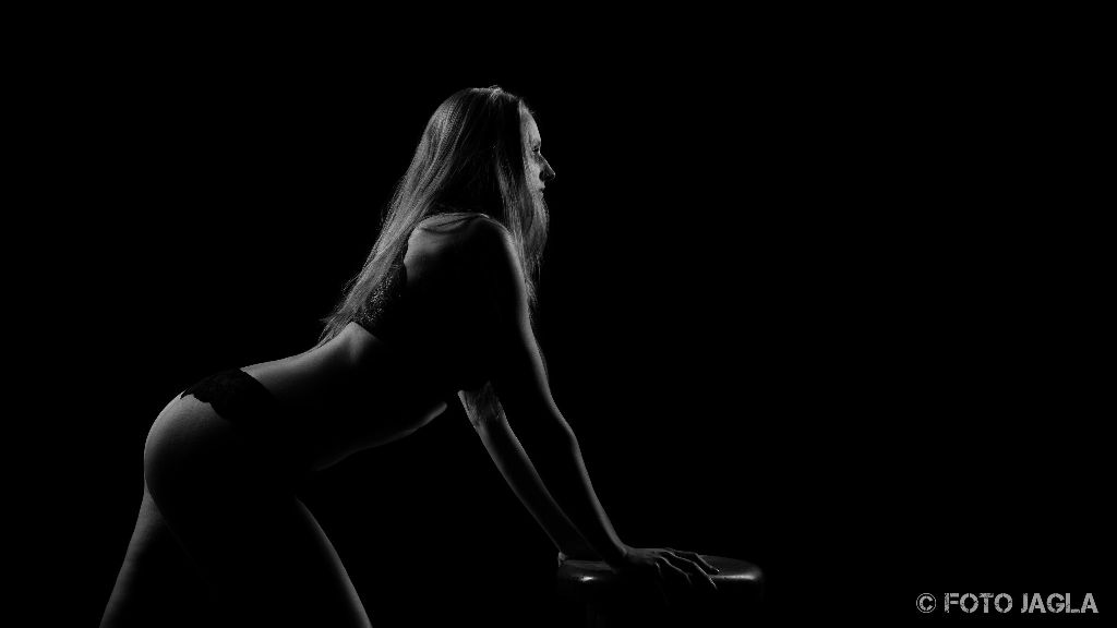 Erotische lowkey Studioaufnahme von Model Amy
Dessous in Schwarz-Weiß