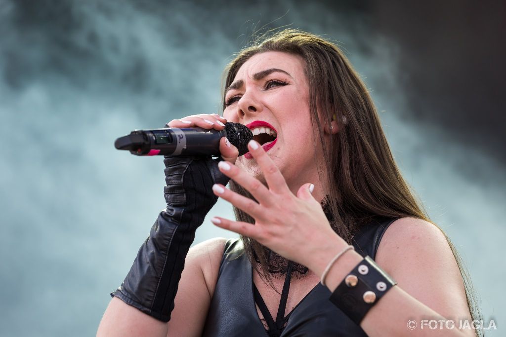 Summer Breeze Open Air 2018 in Dinkelsbhl (SBOA)
Amaranthe auf der Main Stage
Sngerin Elize Ryd