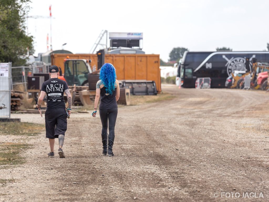 Summer Breeze Open Air 2018 in Dinkelsbhl (SBOA)
Alissa White-Gluz von Arch Enemy auf dem Weg zum Tourbus