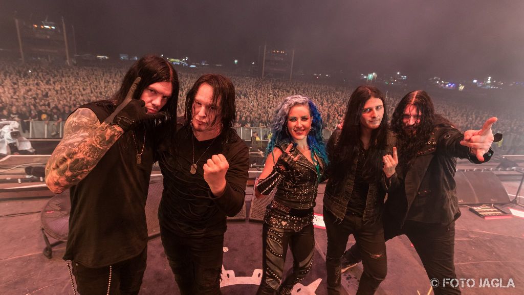 Abschlussfoto von ARCH ENEMY auf dem Summer Breeze Open Air 2018 (SBOA) in Dinkelsbhl, Main Stage