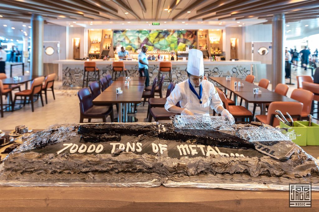 70000 Tons of Metal 2019
Der 70K Kuchen wird im Restaurant angeschnitten