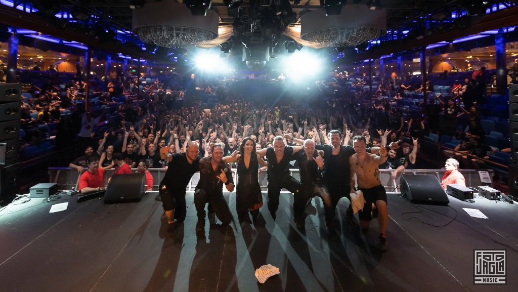 Abschlussfoto von VAN CANTO im Studio B (Ice Rink) beim 70000 Tons of Metal 2019