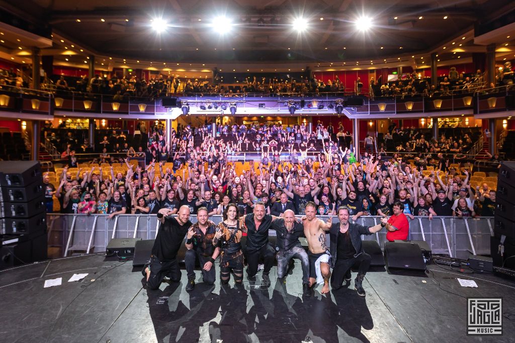 Abschlussfoto von VAN CANTO im Royal Theater beim 70000 Tons of Metal 2019