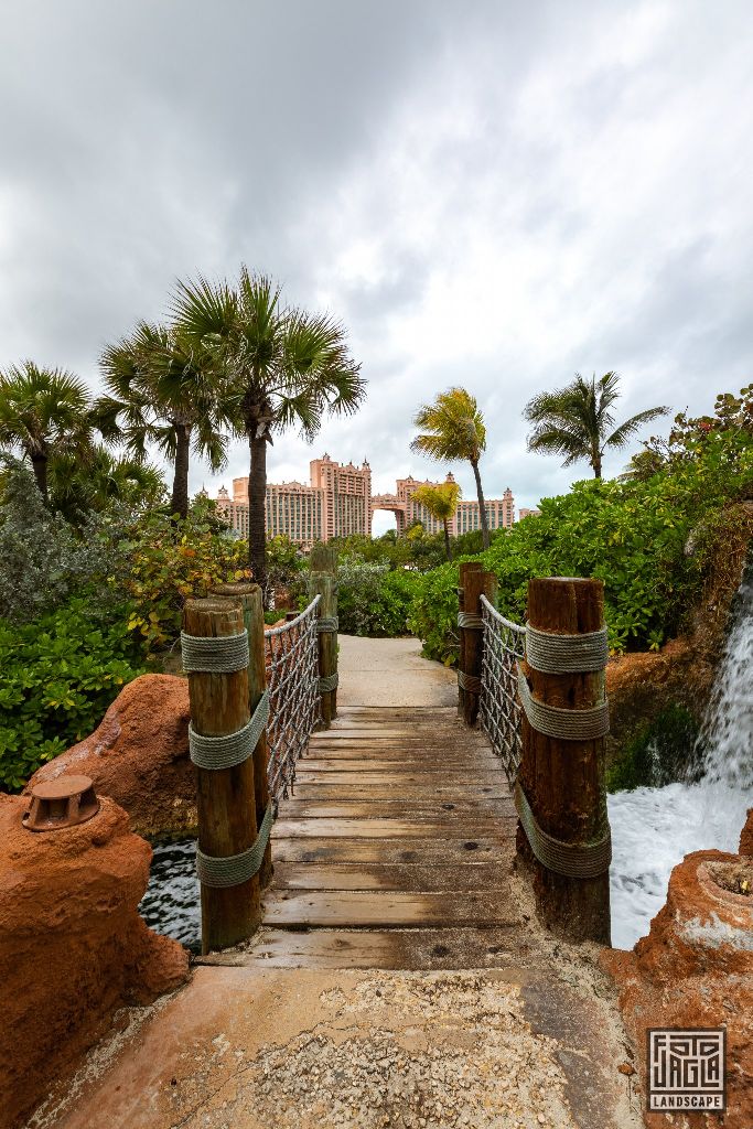 Atlantis Paradise Island Resort
Bahamas, Paradise Island
Kleine Brcke mit Weg zu den Royal Towers